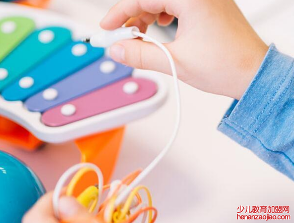 彩红贝贝托育——帮助幼儿从家庭走入到集体,从而顺利过渡到幼儿园阶段的教育。 彩红贝贝托育——帮助幼儿从家庭走入到集体,从而顺利过渡到幼儿园阶段的教育。