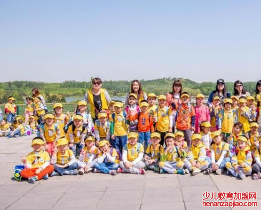 蓝莓果学前班幼儿园——为5-6岁儿童幼小衔接及5-12岁少儿英语整体解决方案提供商