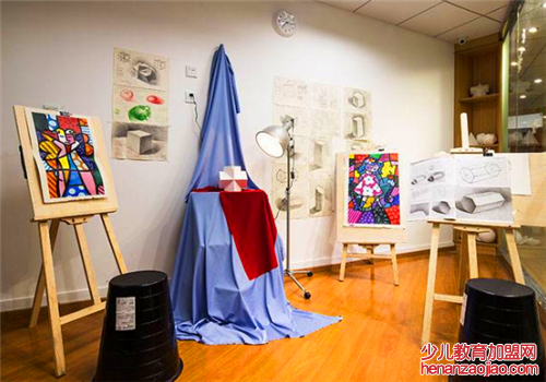 北斗星画室——倡导“体验艺术创作的乐趣，用绘画语言畅想艺术魅力”的理念。