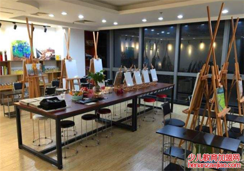 权利民画室——引导学生正确的审美意识，增强艺术修养，充分挖掘其自身艺术潜能，实