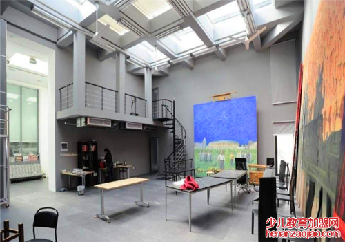 权利民画室——引导学生正确的审美意识，增强艺术修养，充分挖掘其自身艺术潜能，实