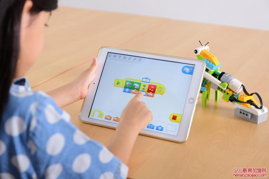 海豚AI少儿编程 提升学生的学习能力
