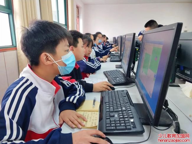 趣码星球少儿编程 启发式的教学引导孩子学习成长