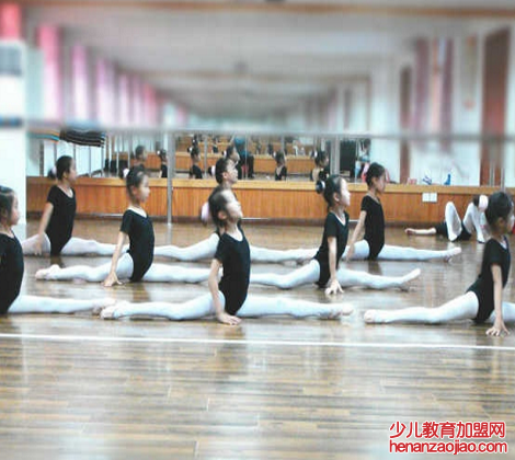 雀之恋艺术培训中心—让每个人都能实现自己的舞蹈梦想 雀之恋艺术培训中心—让每个人都能实现自己的舞蹈梦想