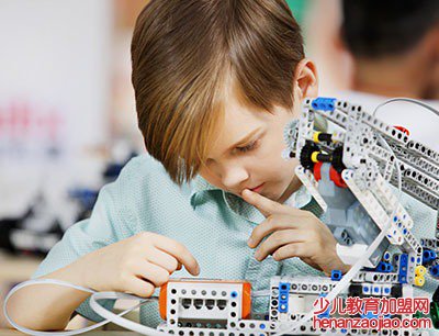 能力风暴机器人教育—青少年认知发展的机器人课程模式
