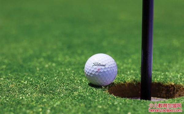 为什么高尔夫球上有坑,高尔夫球表面凸凹不平的原因