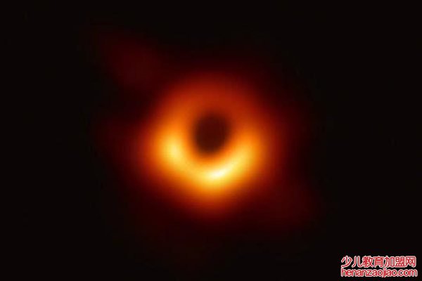 人类首张黑洞照片