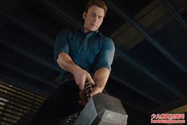 美国队长为什么能拿起雷神的锤子