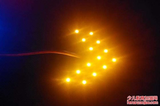 为什么汽车尾灯都是红色的