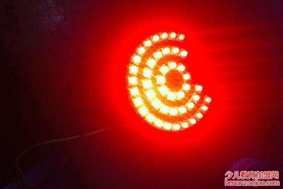 为什么汽车尾灯都是红色的