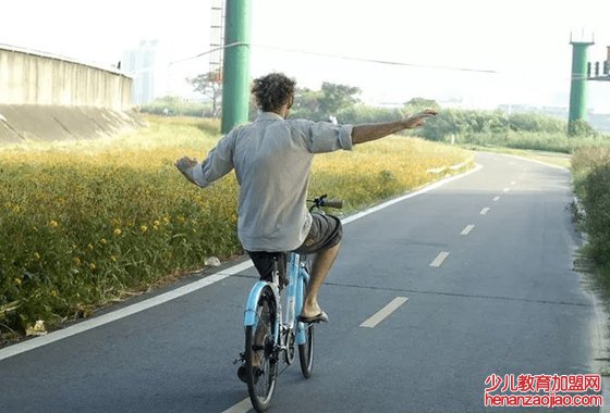 为什么自行车骑起来不会倒,自行车不倒的原理