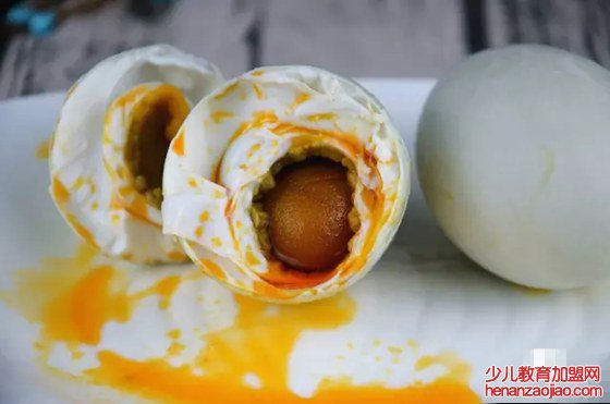 咸鸭蛋为什么会出油,咸鸭蛋的腌制方法