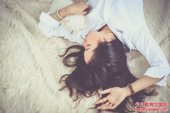 为什么睡觉时身体突然抖一下