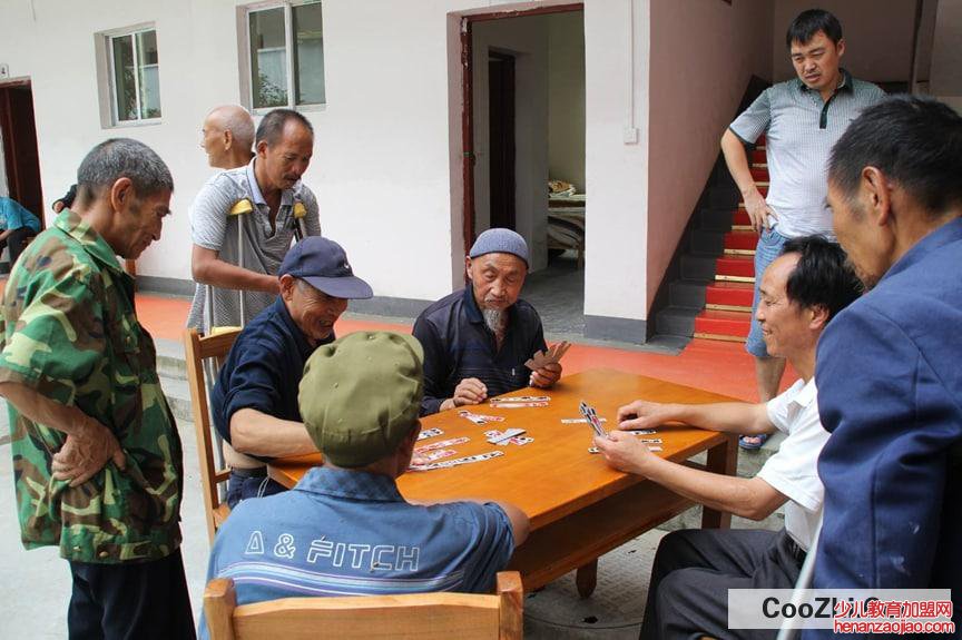 年龄大了住养老院好不好