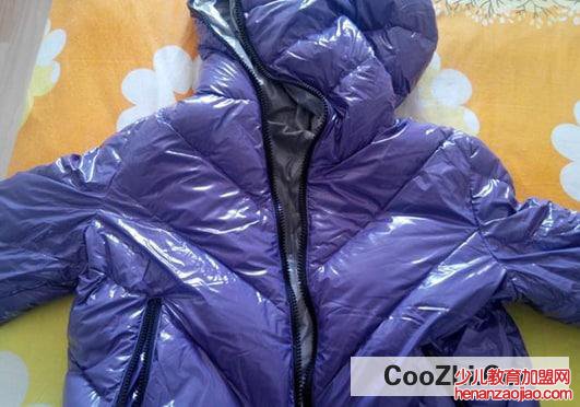 羽绒服可以用洗衣机洗吗怎么处理