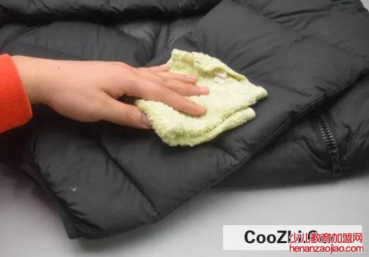 羽绒服可以用洗衣机洗吗怎么处理