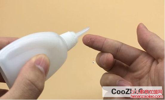 502胶水把手粘住了巧解决