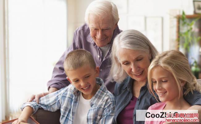 家里一老一小怎么办