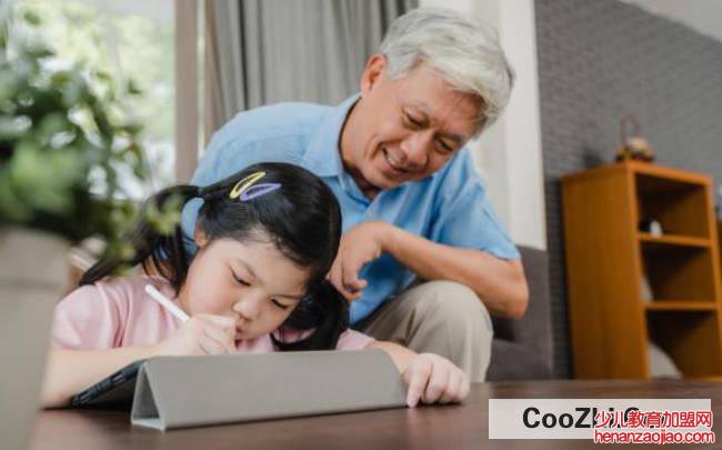 家里一老一小怎么办