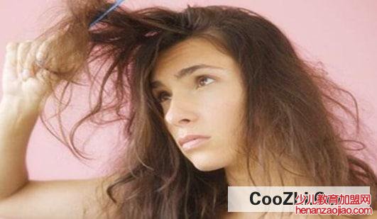 吹风机里缠入了头发怎样清理