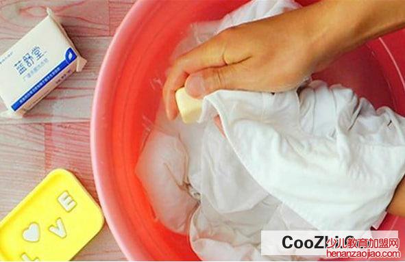 洗衣服时候用洗衣粉好还是皂粉好