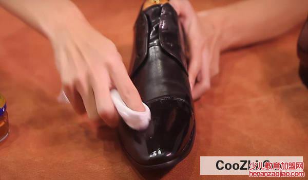 如何延长皮鞋的使用寿命