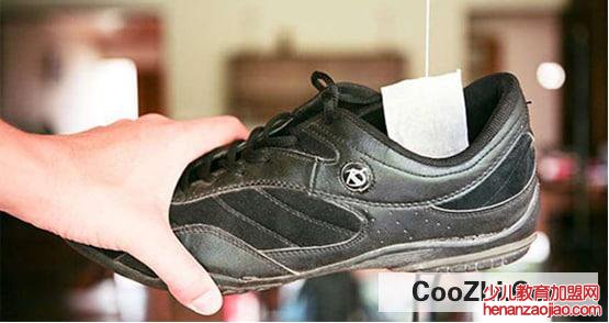 如何简单有效的去除鞋子里的臭味 