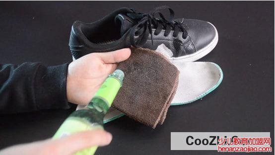 如何简单有效的去除鞋子里的臭味 