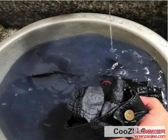 洗牛仔裤不褪色的小窍门
