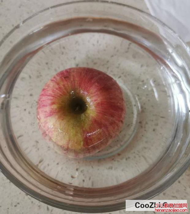 苹果在水里是沉还是浮
