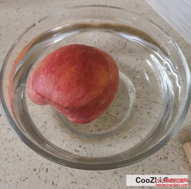 苹果在水里是沉还是浮