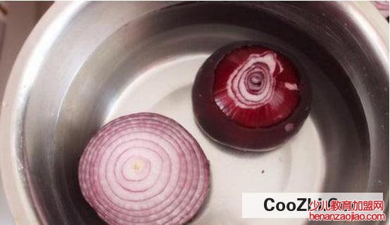 切洋葱不怕辣眼的方法