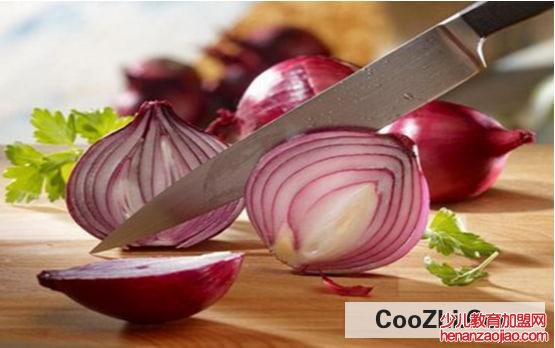 切洋葱不怕辣眼的方法