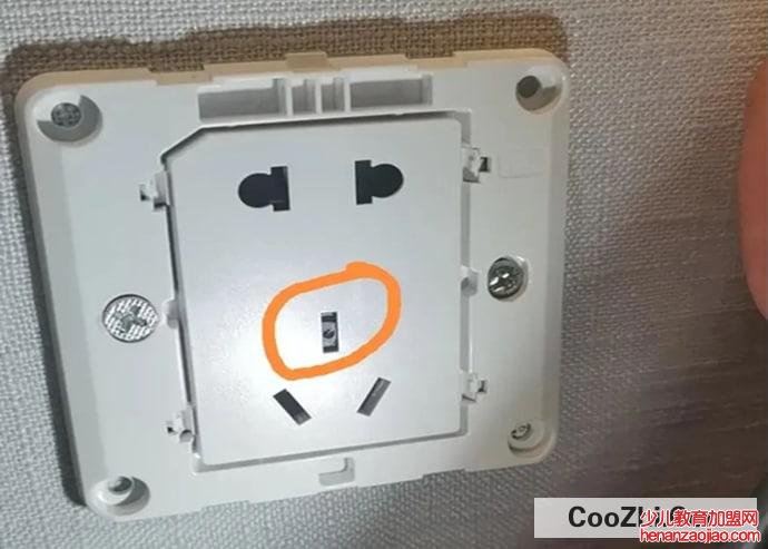 外住宾馆一招鉴别有无针孔摄像头