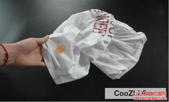 衣服上的油渍该怎么洗掉