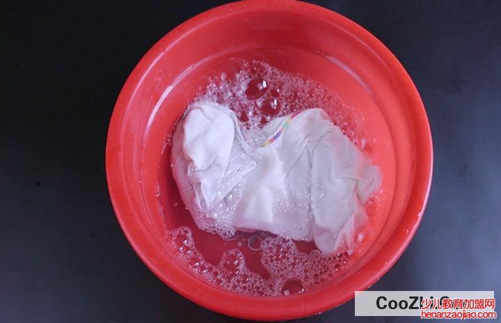 白色衣服的洗涤方法