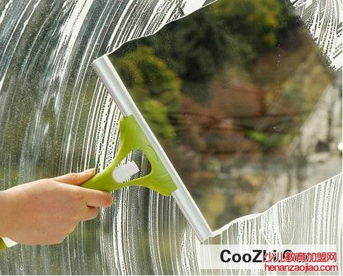 轻松省事擦玻璃小窍门