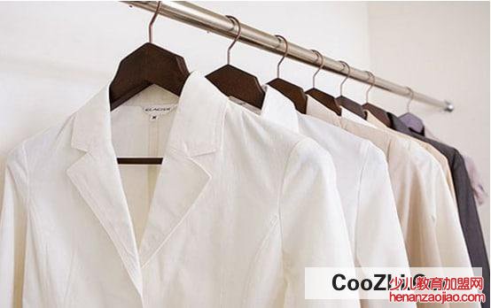 白衣服发黄如何洗涤