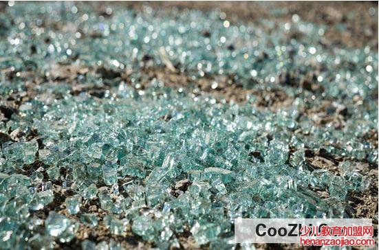 清除地上碎玻璃的小窍门