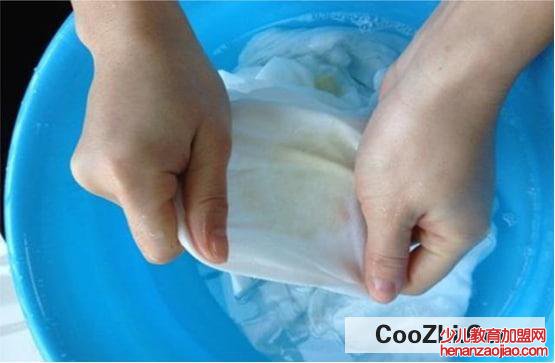 白衣服发黄怎么办