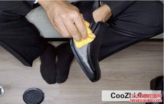 如何擦皮鞋