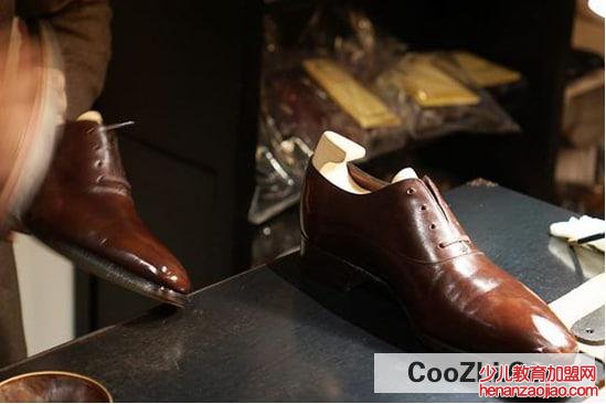 如何擦皮鞋