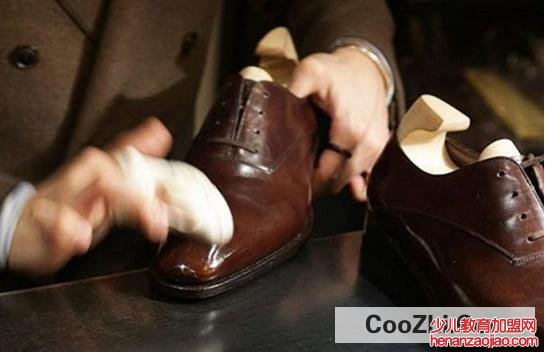 如何擦皮鞋