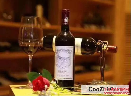 红酒洒在婚纱上怎么办