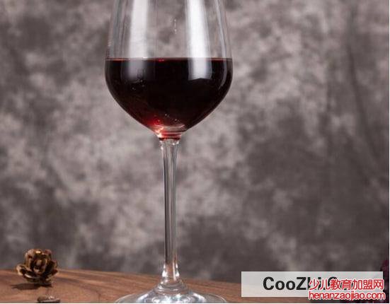 红酒洒在婚纱上怎么办