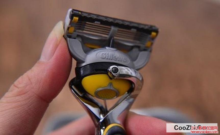 剃须刀修整衣服上小球的方法