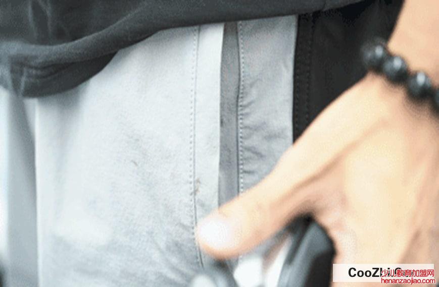 剃须刀修整衣服上小球的方法
