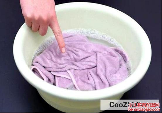 衣服上牙膏渍去除法