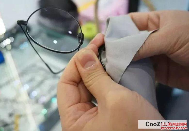 眼镜防雾的窍门