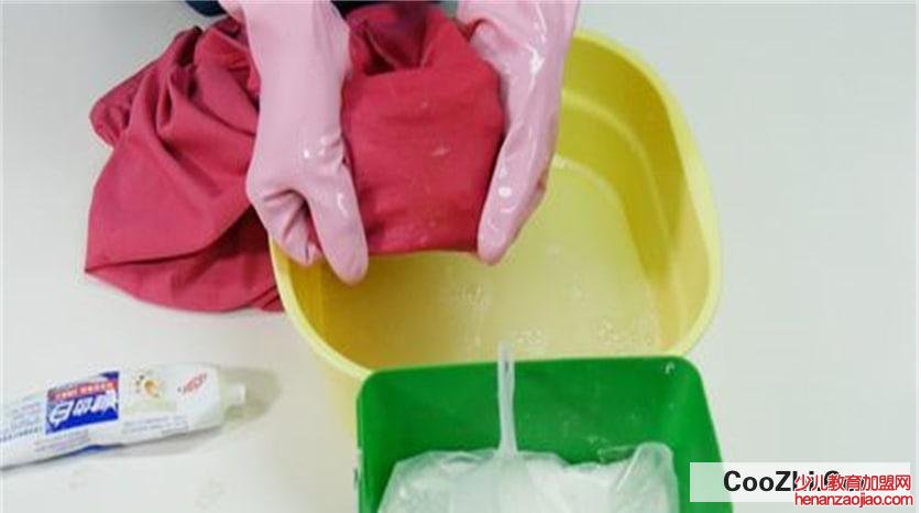 衣服上的牙膏点儿怎么去除